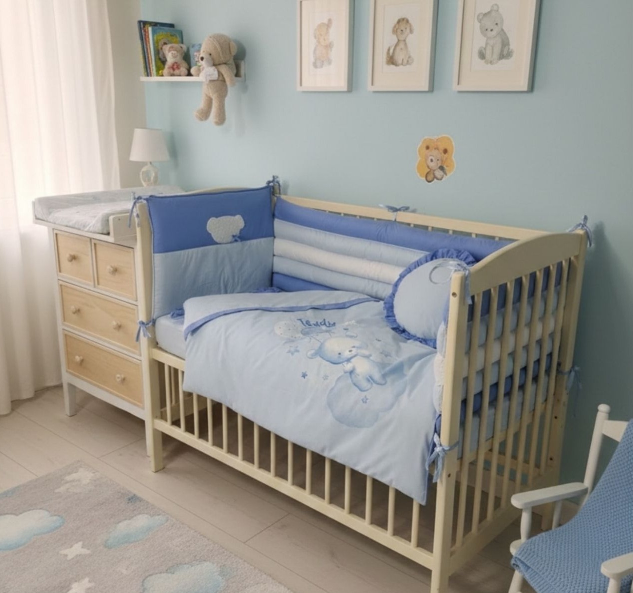 San Teddy posteljina sa ogradicom za bebi krevetic u plavoj boji jpg Happy kids