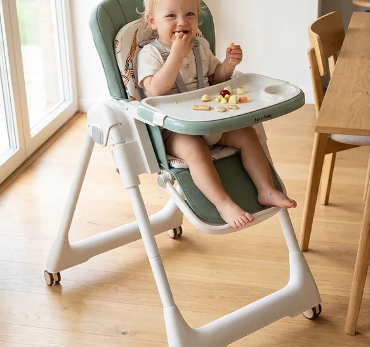   Only Yummy višepoložajna hranilica za bebe Pastel green-u primeni